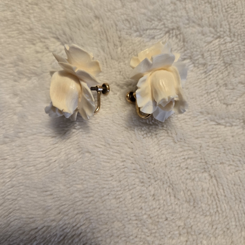 Vintage WRE Cream Carved Rose Screw Back Earrings 12K Gold Filled - Picture 4 of 7